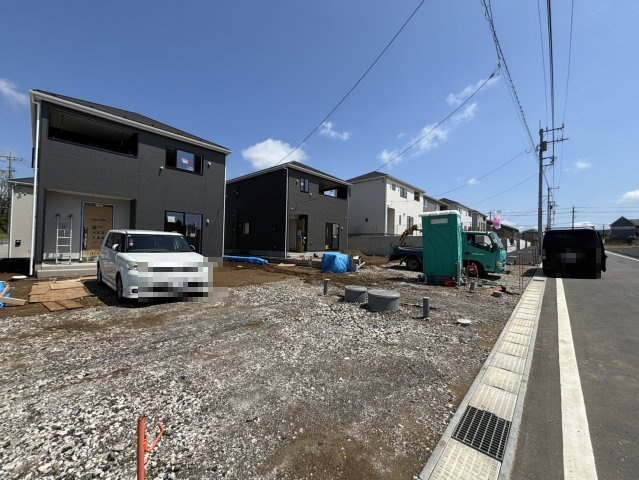 七栄第３３　新築戸建て　１０号棟の前面道路含む現地写真