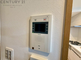 訪問者が来たときにテレビ画面で確認できるため、安心してドアを開けられます。録画機能があるものもあり、留守中に来訪者を記録しておくことができます。利便性が高く、セキュリティ面でも安心です。