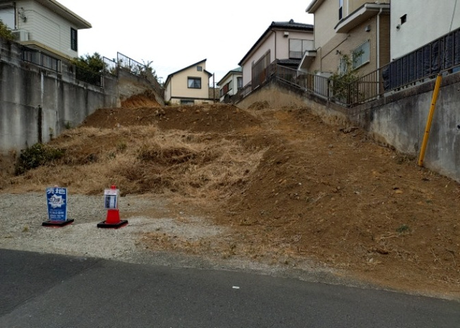 【外観】 | 現地に行くなら、物件の周囲の地形がどうなっているかを見ることも大切です。周辺より低くなっている土地では、大雨などで水が集まりやすいため、地盤が弱くなっているということも考えられるため、注意が必要です。