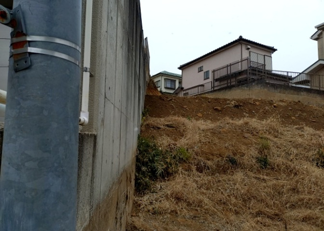 【外観】 | 土地購入を検討されている場合、境界杭がない状態で購入してしまうと境界確定測量をする必要があり、費用がかかります。購入の前に、売主、隣土地所有者立ち合いのもと境界を確定し境界杭を設置するのがベストです。