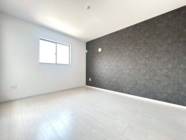 【商談中】新築戸建　一宮市多加木1期　全3区画分譲の寝室|全居室にたっぷり収納できる大型収納を設置。窓ガラスは断熱性能や結露防止効果の高いペアガラスです。