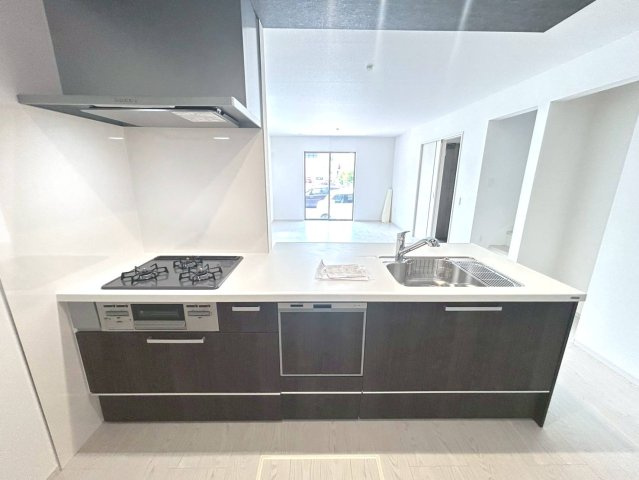 【商談中】新築戸建　一宮市多加木1期　全3区画分譲のキッチン|ステンレスをワークスペース部分トップに使用した機能的で美しいシステムキッチンを使用しています。