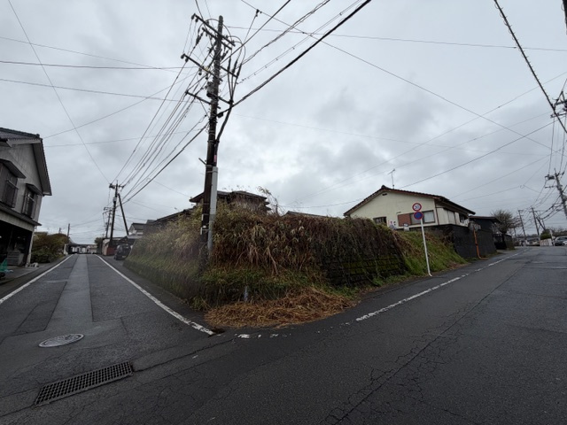 都城市鷹尾１丁目の売地の前面道路含む現地写真