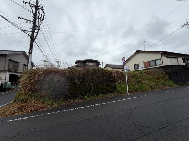 都城市鷹尾１丁目の売地の前面道路含む現地写真
