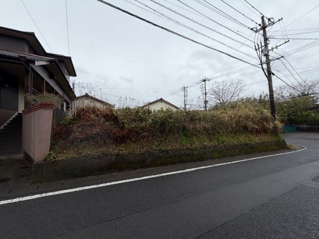 都城市鷹尾１丁目の売地の前面道路含む現地写真