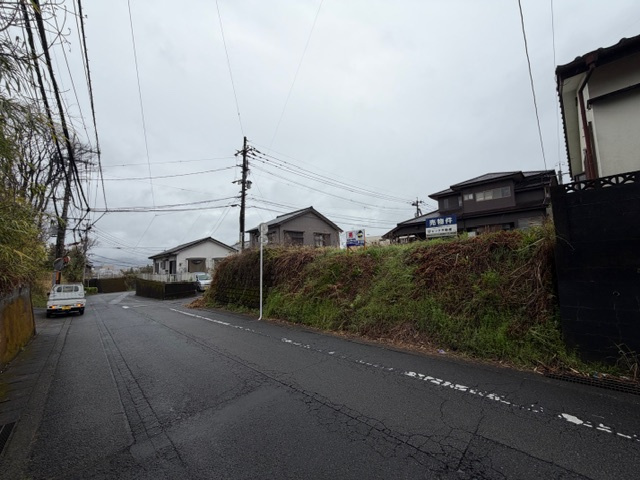 都城市鷹尾１丁目の売地の前面道路含む現地写真