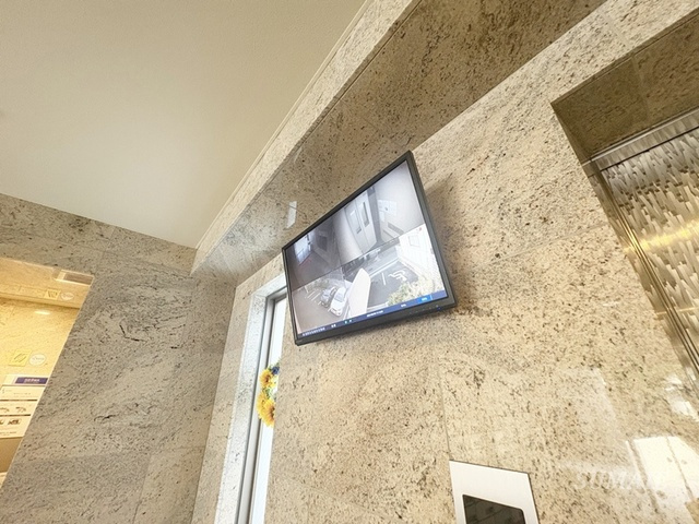 サクラテラスのセキュリティ|エレベーター横に監視カメラの映像が見れるモニタがついてます☆