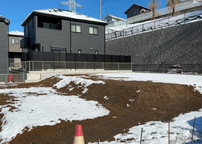 【外観】 | 家を建てる場合、方位は要チェックです。現実的に日当たりのよい家ならばリビングは南側、建築基準法でも北側に当たる家への配慮は求められています。土地を見学に行く際は、方位磁針を持って行くようにしましょう。