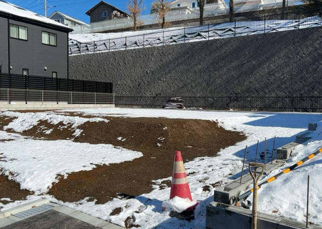 【外観】 | 土地の前の道路に消火栓が設置されていることがあります。この場合、道路交通法第45条第1項により、駐車禁止の場所が指定されています。そのため、車庫などの駐車スペースをつくることができない場合があります。