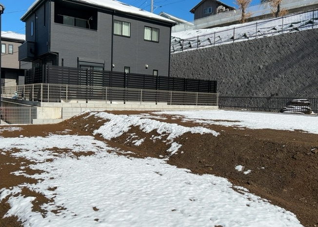 【外観】 | 隣家の土地はどうなっているのか、生活利便施設が近くにあるのか、学校まで近いかなど、お客様のライフスタイルにあわせたイメージが重要です。また、近くにあると困る施設が近くにないかも確認するといいでしょう。