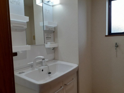 【洗面所】 | エクセル城東Ｂ | 明るい洗面所です