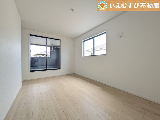 Cradle garden　本庄市下野堂第6の洋室|2面採光で明るい居室
たっぷりの採光で自然光の差し込む明るいお部屋！新生活を想像すると楽しみが増しますね♪