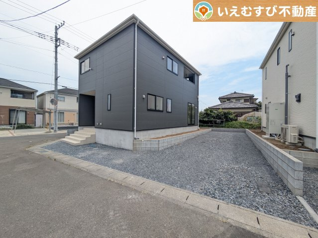Cradle garden　本庄市下野堂第6の駐車場|2台駐車可能なスペース完備
広々とした砂利敷きスペース。駐車するだけでなくBBQやプールも楽しめそう♪