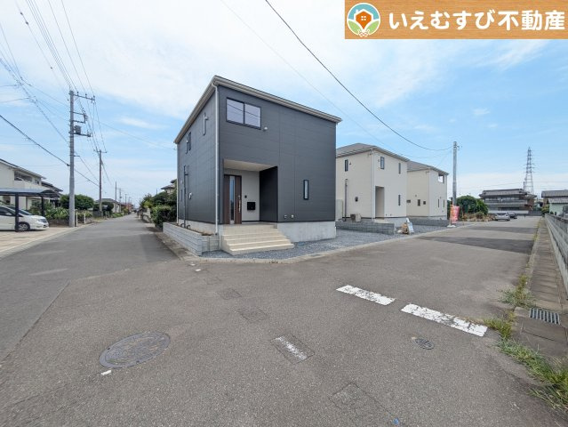 Cradle garden　本庄市下野堂第6の前面道路含む現地写真|北西角地で開放的
ゆとりの広さの前面道路でお車の出し入れ楽々♪角地で日当り良好！