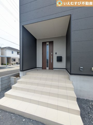 Cradle garden　本庄市下野堂第6のエントランス|落ち着いた色づかいのエントランス
駐車場からアクセスの良いエントランス。雨の日や荷物が多くても安心の動線♪