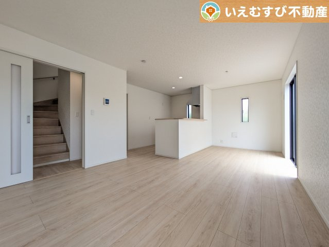 Cradle garden　本庄市下野堂第6の居間・リビング|開放感と家族との距離感にこだわったＬＤＫ
採光たっぷりのリビングで休日には家族みんなでくつろげそうですね♪