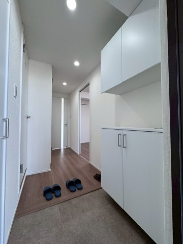 コスモ萱島の玄関|シューズボックス、玄関収納付きの玄関です。