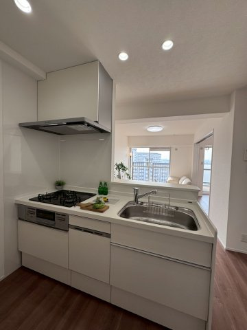 コスモ萱島のキッチン|食洗器付きで後片付けもらくらく！
3口コンロ付きシステムキッチンです。