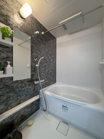 コスモ萱島の浴室|雨の日や冬の洗濯物にも大活躍の浴室乾燥機付きです。