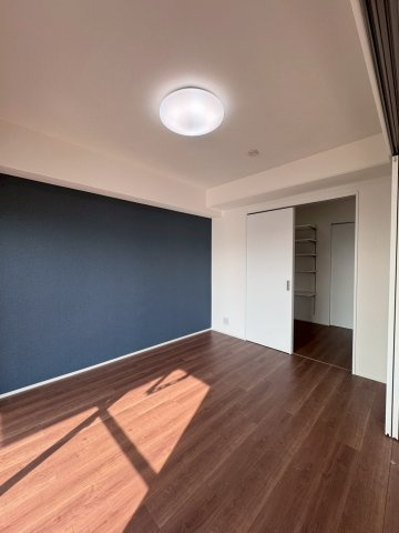 コスモ萱島の洋室|約6帖の洋室。
リビングに隣接して間仕切り扉をあけて開放的なお部屋にもなります。