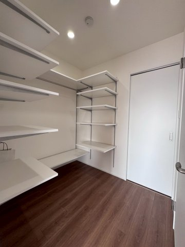 コスモ萱島の収納|たっぷり収納化のなウォークインクローゼット付きです。