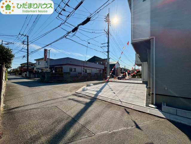 流山市こうのす台4期　新築戸建　3号棟の前面道路含む現地写真|角地で日当たり良好(^^)/				
