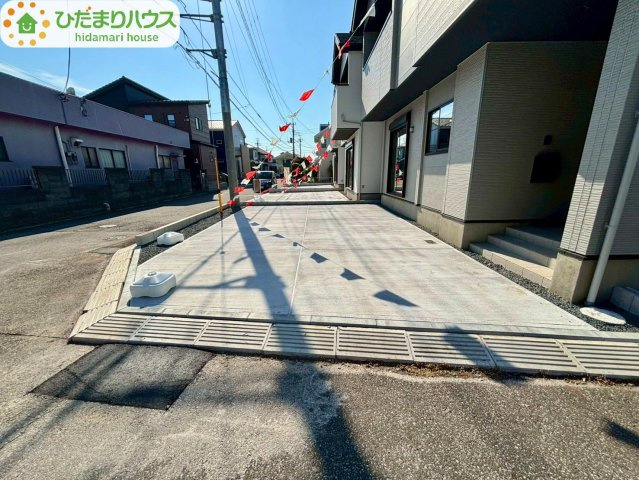 流山市こうのす台4期　新築戸建　3号棟の前面道路含む現地写真|前面道路も幅が広いため車庫入れも安心です(^^)/	