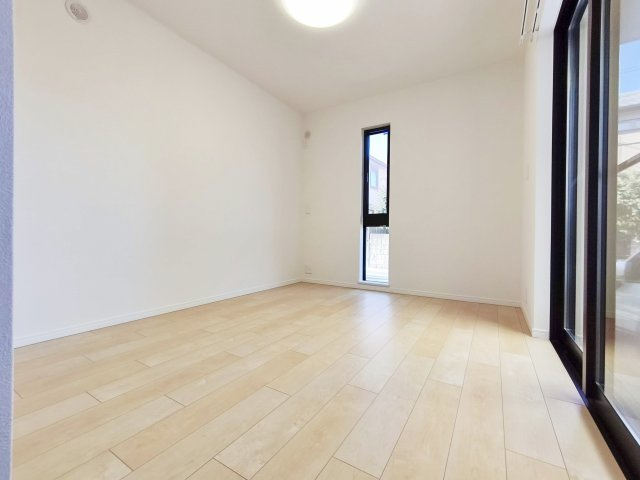 板橋区高島平5丁目の洋室|1階5.9帖洋室
居室は4部屋ございます
各居室広さをしっかりと確保し快適にお過ごしいただけます