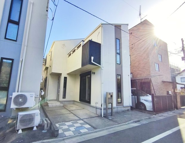 板橋区高島平5丁目の駐車場|カースペースは広さがしっかりとございます
間口も6.1ｍあり開放的