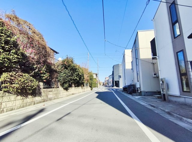板橋区高島平5丁目の前面道路含む現地写真|前面道路は広々6.0ｍ公道
開放感溢れる立地です
車の往来は少なく、小さなお子様も安心です