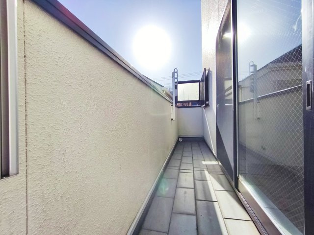 板橋区高島平5丁目のバルコニー|2階バルコニー
2階にはリビングに面したワイドバルコニーと7.1帖洋室に面したバルコニーと2か所ございま