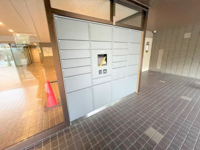 【その他共用部分】 | ファミールハイツⅡ番館 | 【宅配ボックスあります】不在時でも荷物が受け取れて便利ですね！インターネットショッピングを活用する機会が多い方も、留守中に注文した商品が届くので配送時間を気にせずに注文をすることができます！