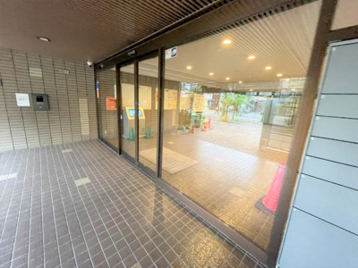 【エントランス】 | ファミールハイツⅡ番館 | 現地見学当日から承っております♪現地周辺の環境や、駅までの道のりなど周辺環境も合わせてご確認いただき、ぜひご検討ください！
