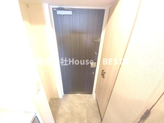 レジュールアッシュ神戸湊川公園の玄関