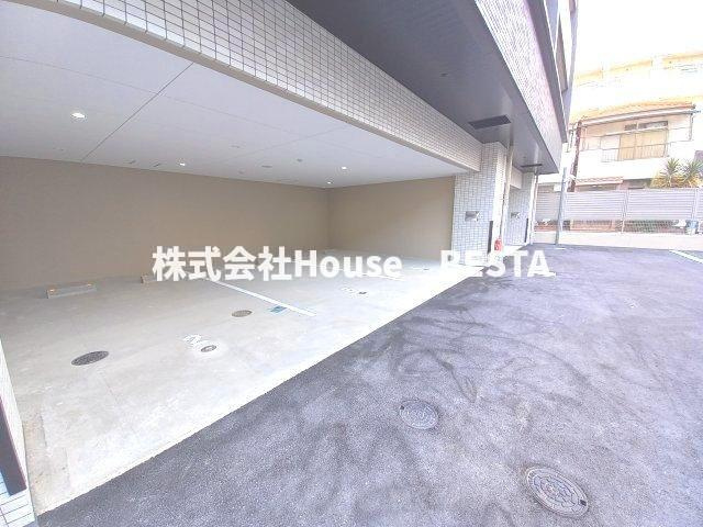 レジュールアッシュ神戸湊川公園の駐車場