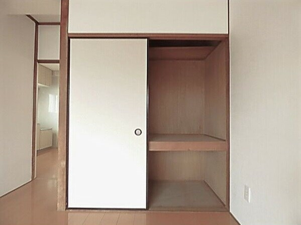 富善ビルの寝室