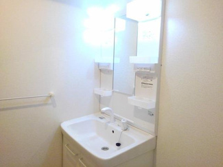 【洗面所】 | カーサ・ルピナスＤ | ゆったりとスペースのある洗面所