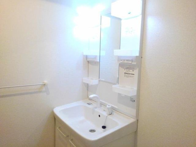 【洗面所】 | カーサ・ルピナスＤ | ゆったりとスペースのある洗面所