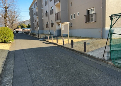 【庭】 | 相武台団地２１０７号棟 | 物件によっては、入居者が個人的に使用できる専用庭がついているものもあります。また、住宅の中にある土間の部分を庭と呼ぶこともあります。庭の用途は住む人によって変わり、それによってデザインもさまざまです。