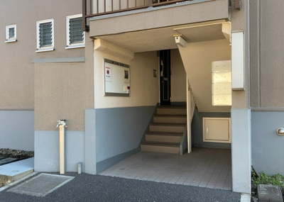 【エントランス】 | 相武台団地２１０７号棟 | マンションのエントランスには、もともと風よけや防犯の役割がありますが、マンションによって宅配ボックスなどの設備が備わっている所もあります。日々の生活をイメージしながら生活しやすさをチェックしましょう。