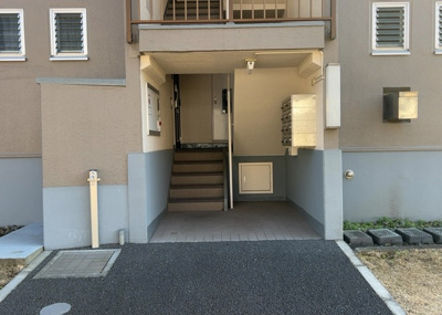 【ロビー】 | 相武台団地２１０７号棟 | ラウンジは、マンションの共用スペースに椅子やテーブルなどを配置した利用者が寛げる空間です。屋内型ラウンジと屋外型ラウンジがあります。共用部分の管理状況と合わせて、詳細については現地でご確認ください。