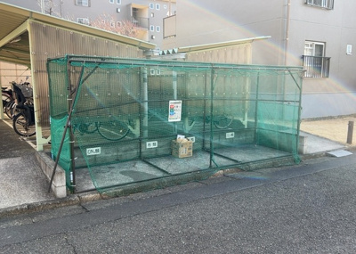 【設備】 | 相武台団地２１０７号棟 | 共有部分は、住民なら誰もが使える設備のこと。例えば駐車場やエレベーター、インターネット設備、セキュリティ設備などがあります。他にも、マンションの廊下・外部階段やエントランス・ゴミ置き場などがあります。