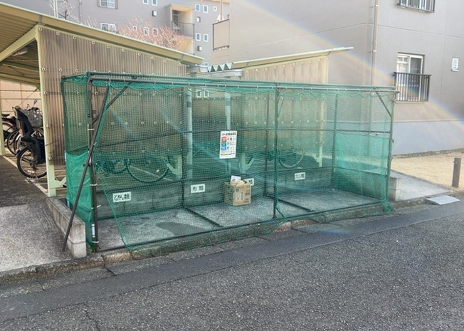 【設備】 | 相武台団地２１０７号棟 | 共有部分は、住民なら誰もが使える設備のこと。例えば駐車場やエレベーター、インターネット設備、セキュリティ設備などがあります。他にも、マンションの廊下・外部階段やエントランス・ゴミ置き場などがあります。