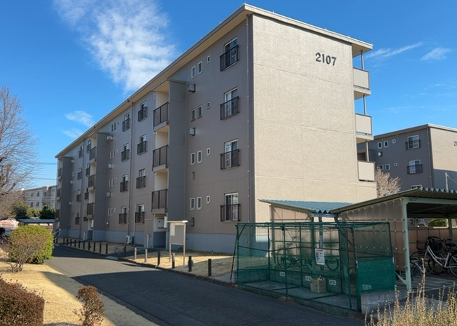 【外観】 | 相武台団地２１０７号棟 | 隣家の土地はどうなっているのか、生活利便施設が近くにあるのか、学校まで近いかなど、お客様のライフスタイルにあわせたイメージが重要です。また、近くにあると困る施設が近くにないかも確認するといいでしょう。