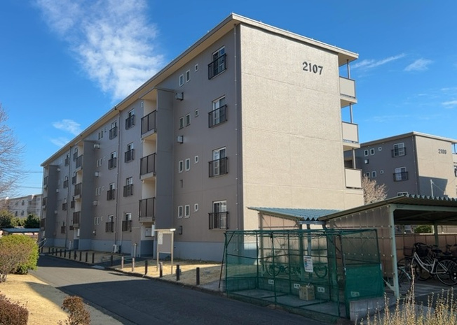 【現況写真】 | 相武台団地２１０７号棟 | 眺望の良さを楽しめるダイニングキッチンで家族団らんの時間を過ごしてはいかがでしょうか。バルコニーから見える景色を家族で眺める時間は、時間が経つのを忘れてしまいそうですね。是非、現地を見に行きましょう！