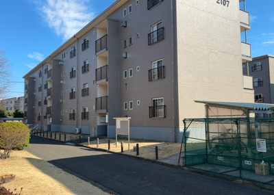 【外観】 | 相武台団地２１０７号棟 | 景色重視でお家選ぶをするとスーパーが遠い！学校が遠い！など生活をするうえで利便性で困ることもあります。まず一度現地を見学する際に、周辺の施設などがあるかを確認し、暮らし始めた後のことを想像しましょう。