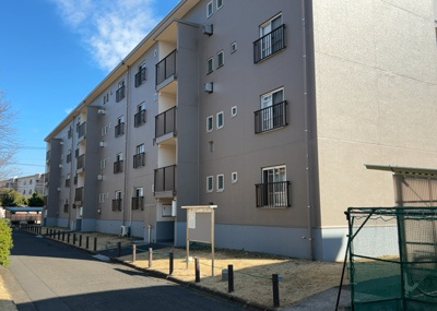 【外観】 | 相武台団地２１０７号棟 | 道幅が広い場所は日当たりや風通が良好です。幅が広いのですれ違いも可能ですし大きな車でも駐車可能！一方で、大型車が通ることも多くなるため交通量の増加により騒音に繋がります。また土地の値段が高くなります。