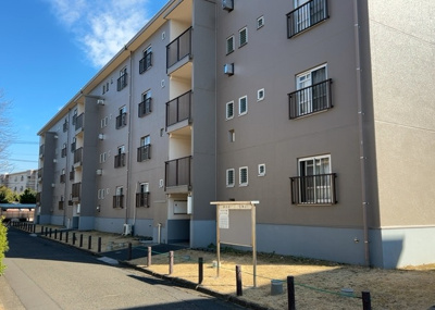 【外観】 | 相武台団地２１０７号棟 | ＲＣ造、Reinforced Concreteは直訳すると補強されたコンクリートです。主に柱や梁・床・壁が鉄筋とコンクリートで構成おり、鉄筋を組んだ型枠にコンクリートを流し込んで固めたものを指します。