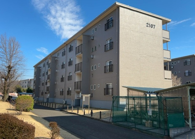 【外観】 | 相武台団地２１０７号棟 | 外観はマンション管理がされているかの目安になります。築年数が古いと、壁面は劣化してひび割れが生じることも！建物が古びていても細かいところが修繕されていると、きちんと管理されているなぁと感じるでしょう。