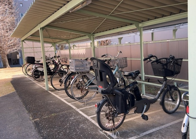 【駐車場】 | 相武台団地２１０７号棟 | 車一台あたりに必要なスペースは、標準サイズの普通自動車で横幅2m50cm、長さ5mは必要になります。ただし、乗降のことも考慮して横幅3m30cm、長さ5m50cmほどは確保できるところを選びましょう。